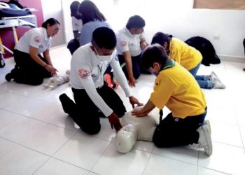 Niños scouts aprenden primeros auxilios