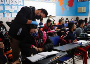 Atienden a alumnos de la primaria Enrique Rebsamen con brigada de salud