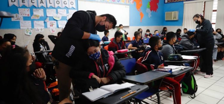 Atienden a alumnos de la primaria Enrique Rebsamen con brigada de salud