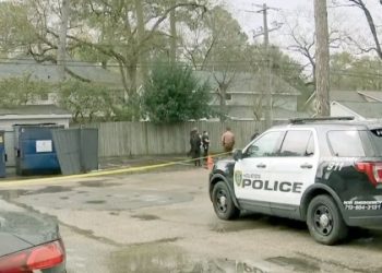 Balean a anciana por robarle y Iuego pasan el auto por encima