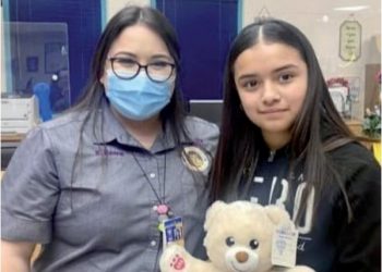 Maestra salva a niña de morir asfixiada