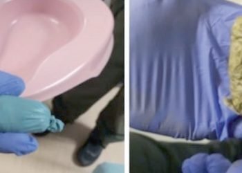 Se traga envoltorios con drogas para meterlos a la cárcel