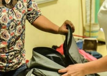 Avalan revisar mochilas en escuelas de nivel básico