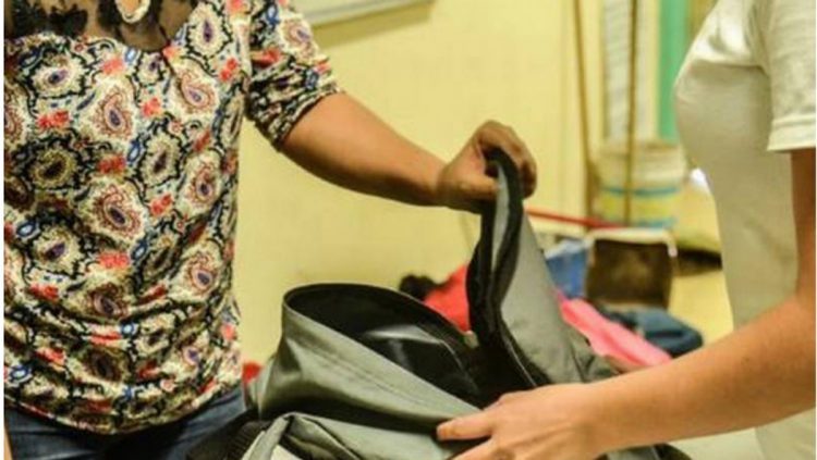 Avalan revisar mochilas en escuelas de nivel básico
