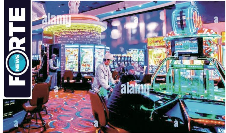 Incursionan en dos sitios de máquinas y confiscan dinero