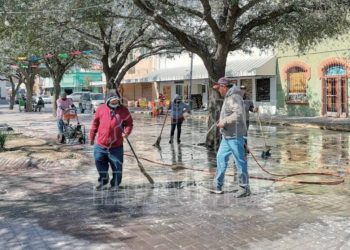 Hacen limpieza profunda en la Plaza Juárez