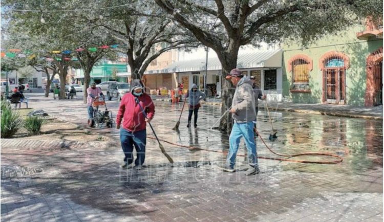 Hacen limpieza profunda en la Plaza Juárez