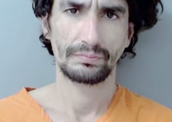 Lo regaña su papá y se molesta; amenaza de muerte a policías