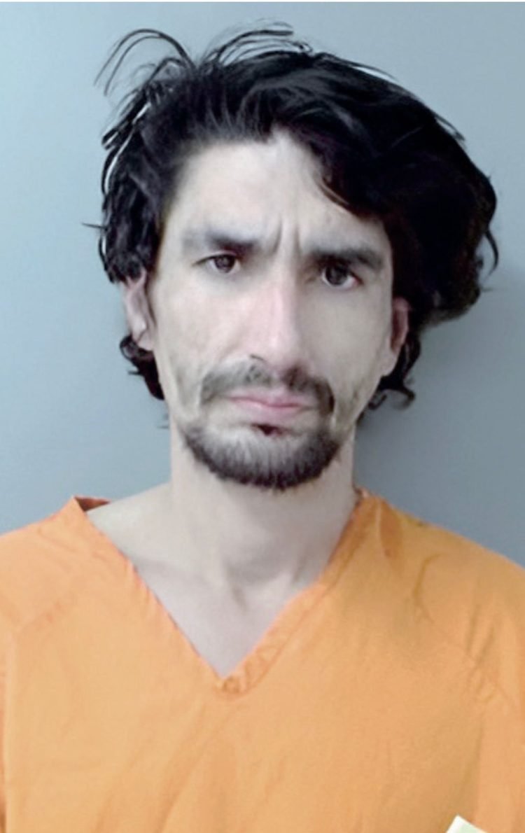 Lo regaña su papá y se molesta; amenaza de muerte a policías