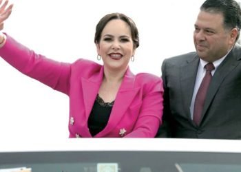 Alcaldesa representa a Nuevo Laredo en desfile