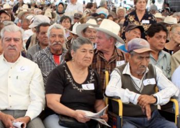 MAYORES DE 65 AÑOS Envejece la población