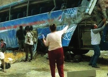 CHOFER PIERDE EL CONTROL Deja 15 muertos volcadura de autobús