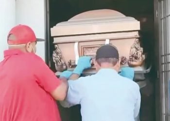 Familia demanda a funeraria al filtrase los restos de su madre del ataúd