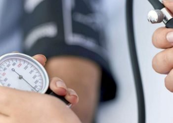 Vestir ajustado provoca reflujo, afirma IMSS