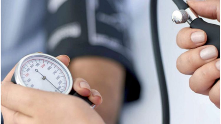 Vestir ajustado provoca reflujo, afirma IMSS