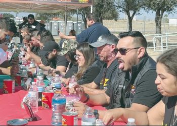 Nat Barrientos se come 36 jalapeños
