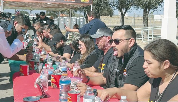 Nat Barrientos se come 36 jalapeños