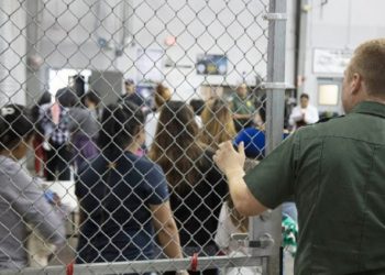 Jóvenes extranjeros huyen de países con violencia