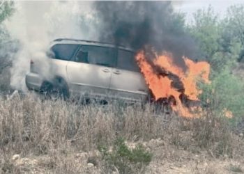 Estalla minivan con 10 indocumentados