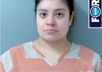 La envían a correr a una mujer a golpes