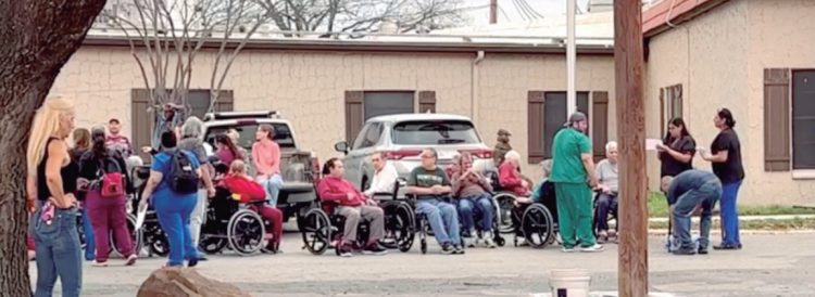 Evacúan asilo por incendio que empezó en un colchón