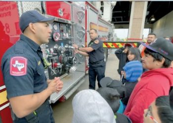 Estudiantes de sur Laredo en visita guiada a bomberos