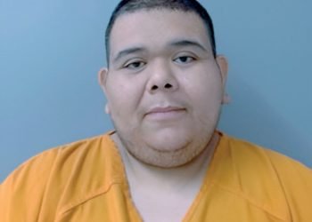 Roba identidad de otro hombre y compra dos vehículos