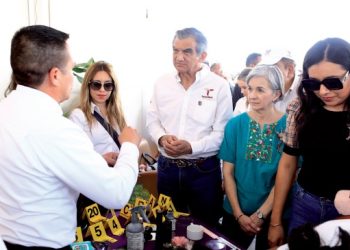 Visita Gobernador y presidenta del DIF stand de la USJT