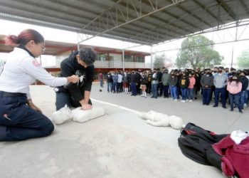 Llevan cursos de primeros auxilios a estudiantes de preparatoria