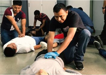 Enseñan primeros auxilios al personal de comercios