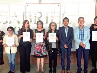 Reciben escritores certificados de diplomado literario