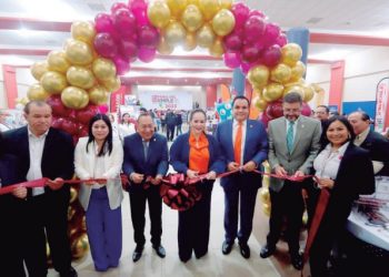 Asiste la gente a primera Feria del Empleo