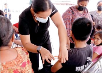 Vacunan contra Covid a vecinos de colonia El Progreso