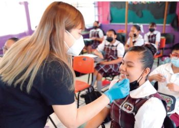Llevan brigada de salud a alumnos de la primaria Vicente Guerrero