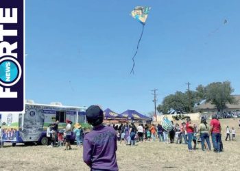 Cientos suman volando su papalote en North Central Park