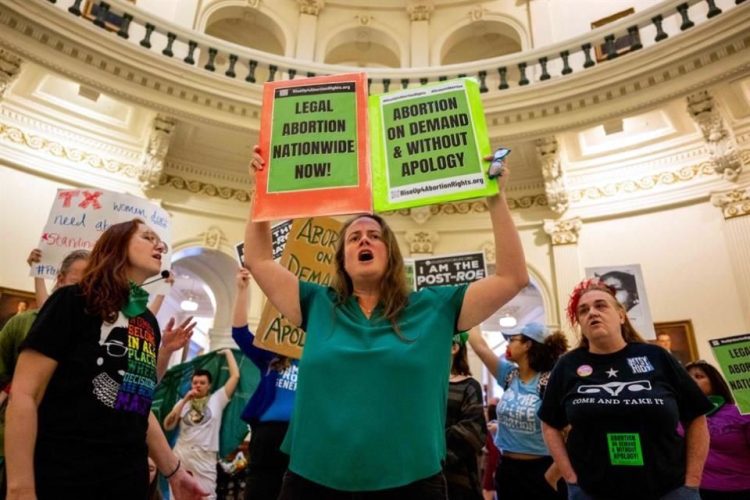 Demandan a tres mujeres en Texas por ayudar en un aborto