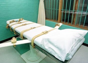 Suspenden ejecución de un hombre que se sacó los ojos