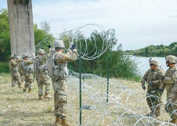 Abbott construye barrera a lo largo de Texas