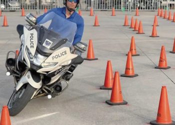 Oficiales de motocicleta de la policía compiten en maniobras