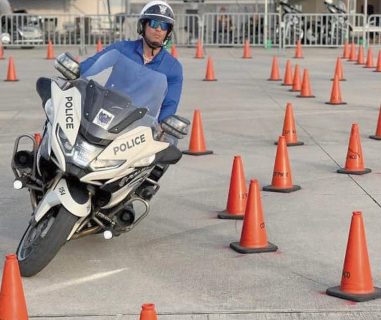 Oficiales de motocicleta de la policía compiten en maniobras