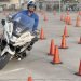 Oficiales de motocicleta de la policía compiten en maniobras