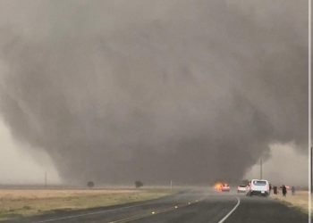 TORNADOS EN TEXAS Más de 350 mil hogares quedan sin energía eléctrica