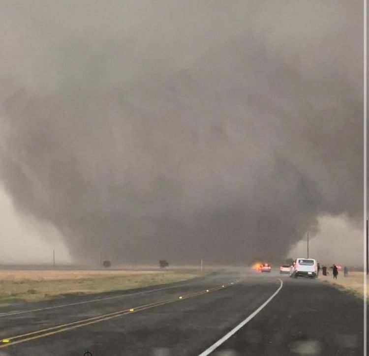 TORNADOS EN TEXAS Más de 350 mil hogares quedan sin energía eléctrica