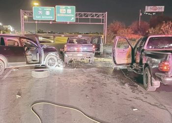 Conducía en carril opuesto y colisionó con tres vehículos