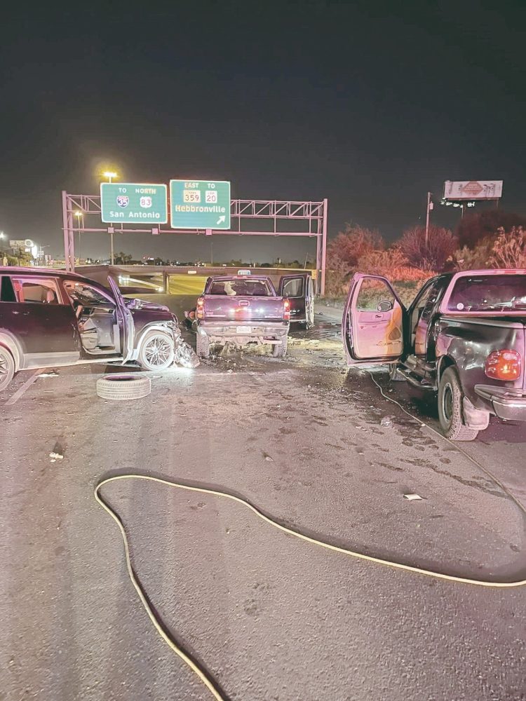Conducía en carril opuesto y colisionó con tres vehículos
