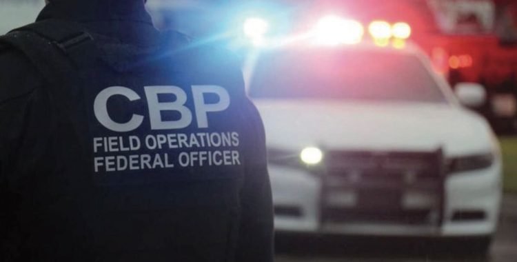 Presenta a niña indocumentada como su hija; las detienen