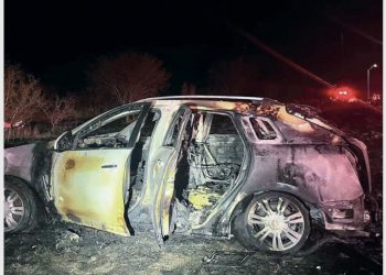 Auto termina incendiado tras persecución