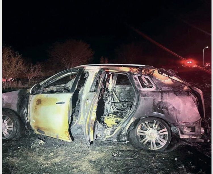 Auto termina incendiado tras persecución