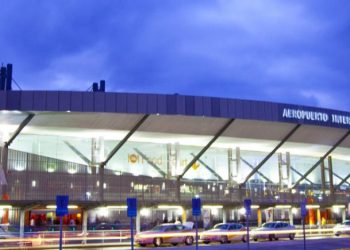 POR MAL CLIMA Afecta a neolaredenses vuelos cancelados en Monterrey