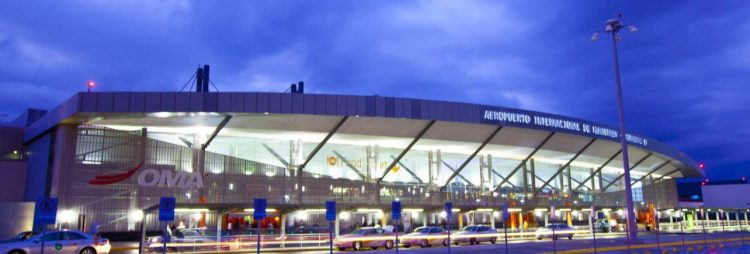 POR MAL CLIMA Afecta a neolaredenses vuelos cancelados en Monterrey